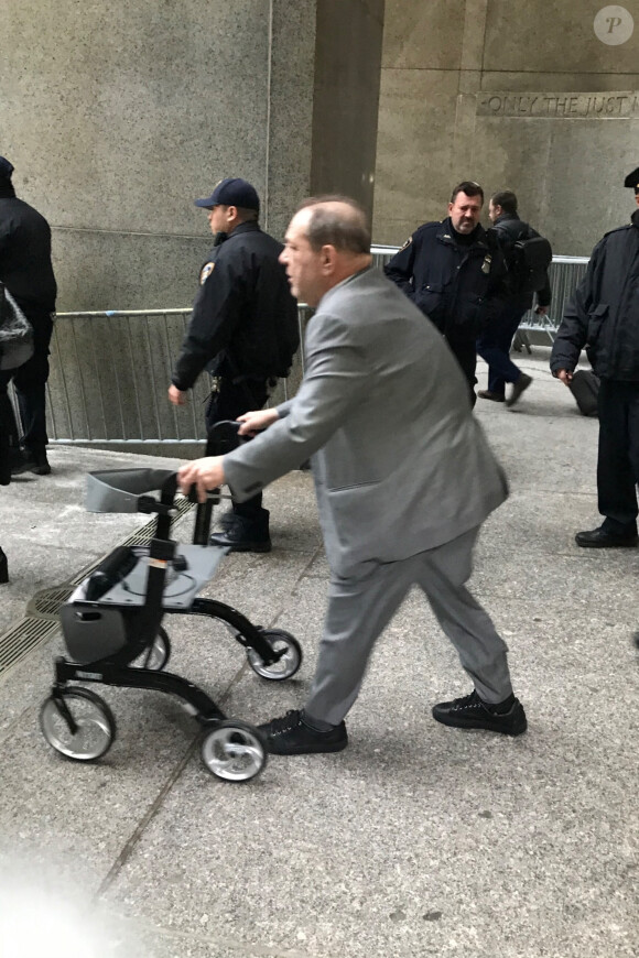 Harvey Weinstein marche à l'aide d'un déambulateur à la sortie du tribunal à New York, le 18 février 2020 
