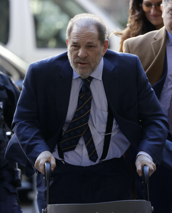 Harvey Weinstein arrive au tribunal à l'aide d'un déambulateur pour son procès devant la cour Suprême de New York, le 14 février 2020. 