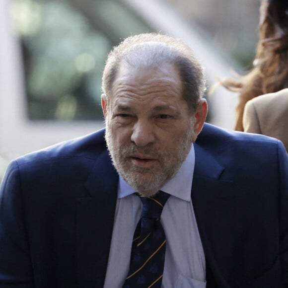 Harvey Weinstein arrive au tribunal à l'aide d'un déambulateur pour son procès devant la cour Suprême de New York, le 14 février 2020. 