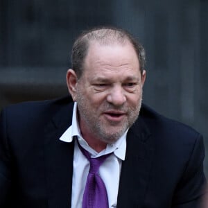Harvey Weinstein lâche son déambulateur pour s'accrocher à la rampe de l'escalier à la sortie du tribunal à New York. 80 femmes ont déposé une plainte contre le magnat du cinéma pour agressions sexuelles. Le 4 février 2020. 