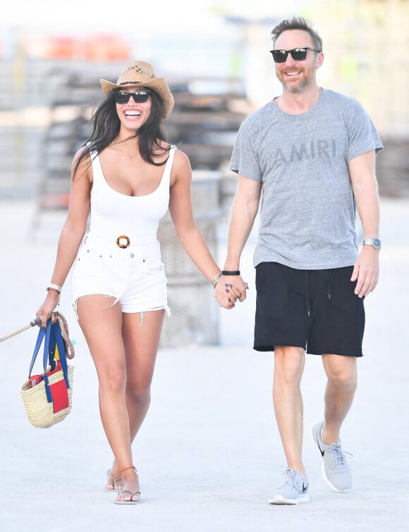 David Guetta et sa compagne Jessica Ledon se sont offert une virée sur la plage de Miami.
Malgré les rumeurs de séparation, David Guetta et sa compagne Jessica Ledon amoureux plus que jamais profitent d'une journée sur une plage de Miami avec leur chien.