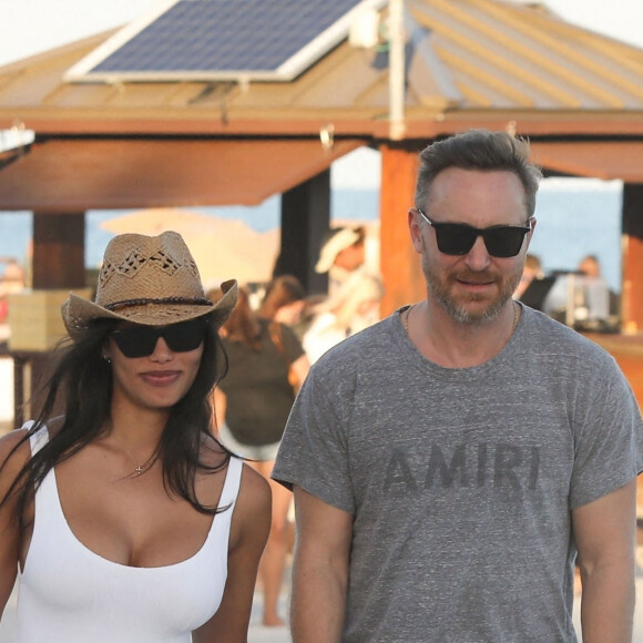 Malgré les rumeurs de séparation, David Guetta et sa compagne Jessica Ledon amoureux plus que jamais profitent d'une journée sur une plage de Miami avec leur chien le 19 février 2023.