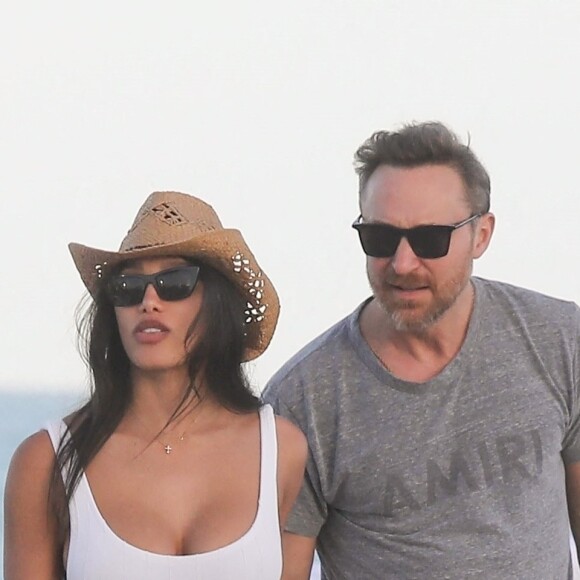 Malgré les rumeurs de séparation, David Guetta et sa compagne Jessica Ledon amoureux plus que jamais profitent d'une journée sur une plage de Miami avec leur chien le 19 février 2023.