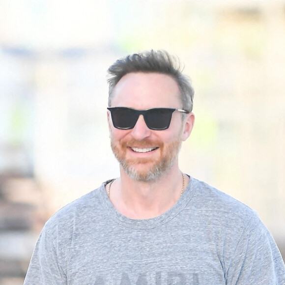 Malgré les rumeurs de séparation, David Guetta et sa compagne Jessica Ledon amoureux plus que jamais profitent d'une journée sur une plage de Miami avec leur chien le 19 février 2023.