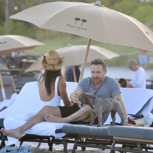 Malgré les rumeurs de séparation, David Guetta et sa compagne Jessica Ledon amoureux plus que jamais profitent d'une journée sur une plage de Miami avec leur chien le 19 février 2023.