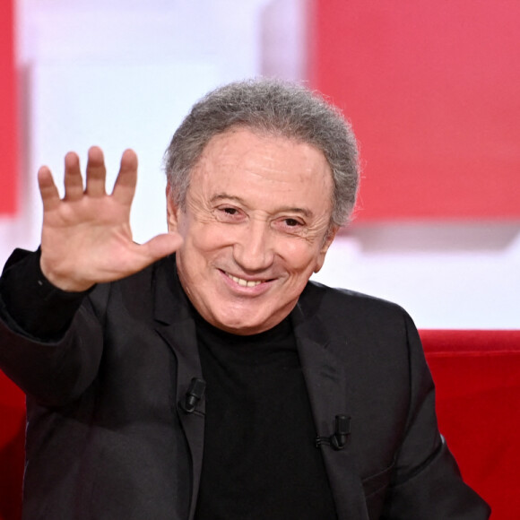 En octobre 2013, dans son livre De la lumière à l'oubli, il raconte sa rencontre avec cette dernière.
Exclusif - Michel Drucker et sa chienne Isia - Enregistrement de l'émission "Vivement Dimanche, spéciale M.Galabru", au Studio Gabriel à Paris, présentée par M.Drucker et diffusée le 22 janvier © Guillaume Gaffiot / Bestimage