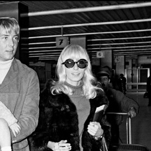 Archives - Dany Saval, son mari Maurice Jarre et leur fille Stéphanie (Stéfanie) Jarre à l'aéroport d'Orly en 1967. Ils divorceront cette même année.