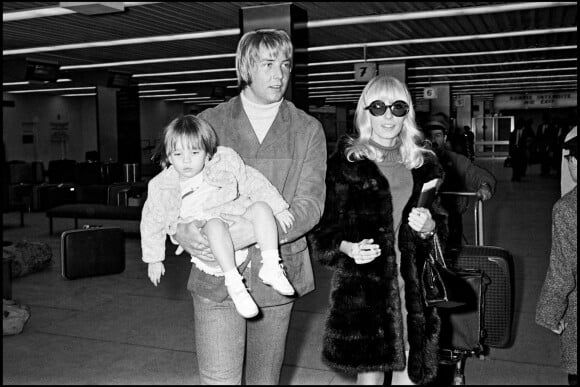 Archives - Dany Saval, son mari Maurice Jarre et leur fille Stéphanie (Stéfanie) Jarre à l'aéroport d'Orly en 1967. Ils divorceront cette même année.
