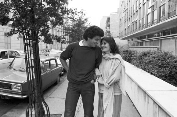 Archives - En France à Paris, Anouk Aimée et Elie Chouraqui se promenant dans la rue. Le 29 septembre 1980 © Michel Ristroph via Bestimage