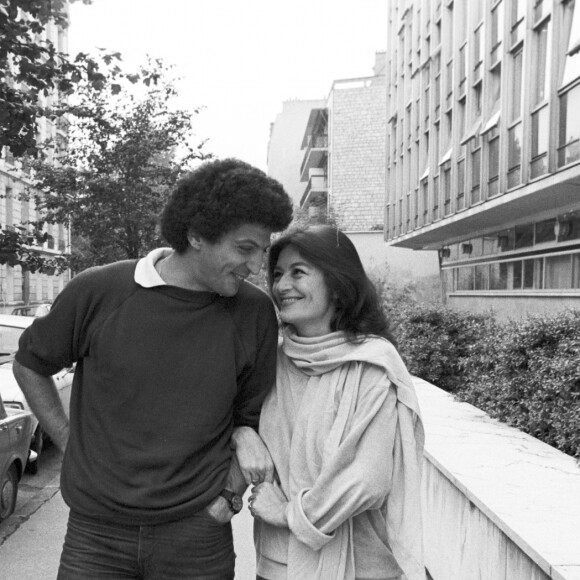 Archives - En France à Paris, Anouk Aimée et Elie Chouraqui se promenant dans la rue. Le 29 septembre 1980 © Michel Ristroph via Bestimage