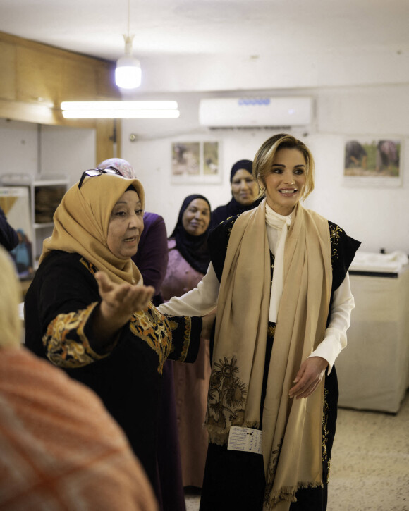 Comme à son habitude, la reine a pris sa mission très à coeur et avec style 
La reine Rania de Jordanie visite le centre social pour femmes "Ghor Al Safi" à Kerak en Jordanie le 22 février 2023. 
