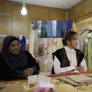 Pour rencontrer les actrices du centre Ghor Al Safi de Kerak, Rania de Jordanie portait un ensemble noir et blanc que de nombreux détails couleur or venaient sublimer
La reine Rania de Jordanie visite le centre social pour femmes "Ghor Al Safi" à Kerak en Jordanie le 22 février 2023. 
