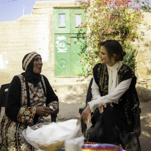 Magnifique dans son look irréprochable, Rania n'en a pas perdu son côté humain pour autant 
La reine Rania de Jordanie visite le centre social pour femmes "Ghor Al Safi" à Kerak en Jordanie le 22 février 2023. 