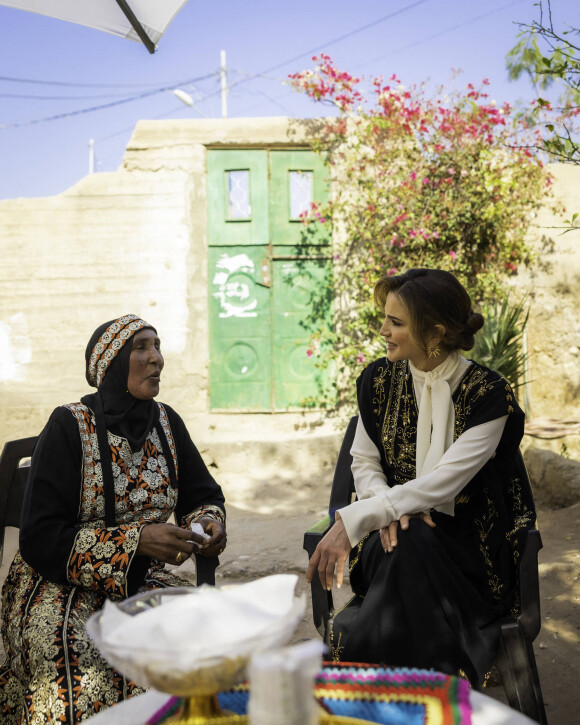 Magnifique dans son look irréprochable, Rania n'en a pas perdu son côté humain pour autant 
La reine Rania de Jordanie visite le centre social pour femmes "Ghor Al Safi" à Kerak en Jordanie le 22 février 2023. 
