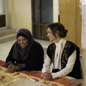 Et a encouragé, soutenu et écouté les femmes qu'elle a rencontrées qui avaient, plus que jamais, besoin d'elle. 
La reine Rania de Jordanie visite le centre social pour femmes "Ghor Al Safi" à Kerak en Jordanie le 22 février 2023. 