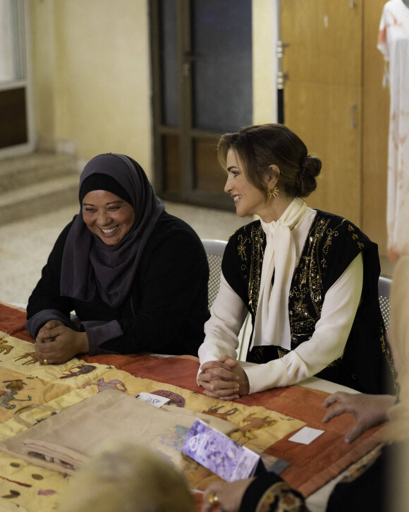 Et a encouragé, soutenu et écouté les femmes qu'elle a rencontrées qui avaient, plus que jamais, besoin d'elle. 
La reine Rania de Jordanie visite le centre social pour femmes "Ghor Al Safi" à Kerak en Jordanie le 22 février 2023. 