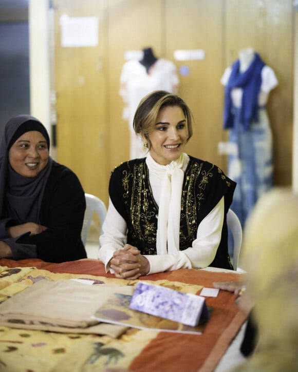 La reine Rania de Jordanie visite le centre social pour femmes "Ghor Al Safi" à Kerak en Jordanie le 22 février 2023. 