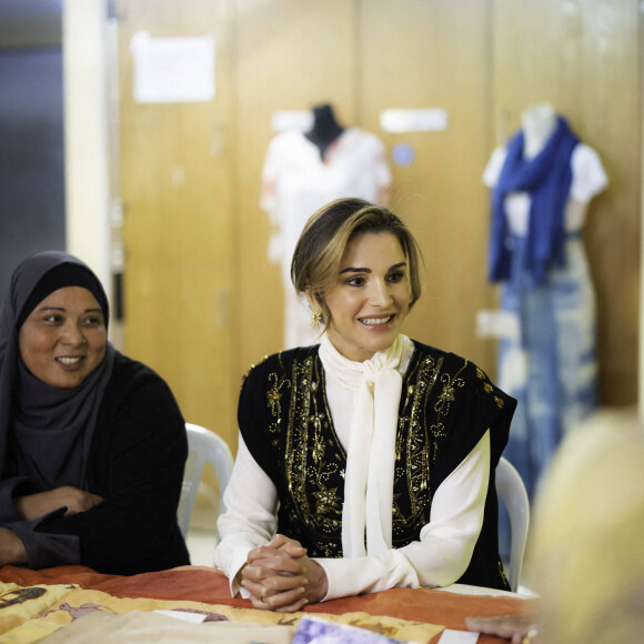 La reine Rania de Jordanie visite le centre social pour femmes "Ghor Al Safi" à Kerak en Jordanie le 22 février 2023. 