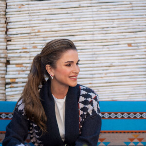 La reine Rania de Jordanie visite les locaux de l'association "Roses Ladies Association " à Aqaba le 16 janvier 2023. 