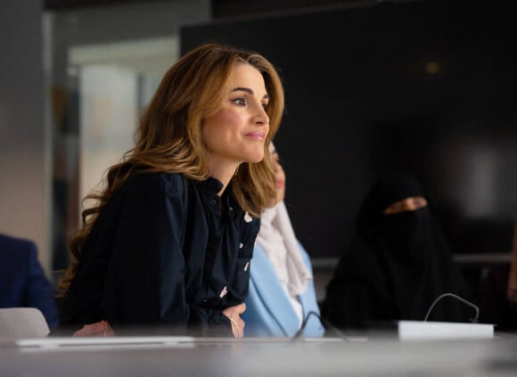La reine Rania de Jordanie en visite au centre "Tafila's Skills" à Tafila en Jordanie. Le 28 septembre 2022 