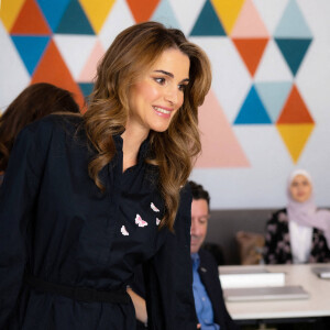 La reine Rania de Jordanie en visite au centre "Tafila's Skills" à Tafila en Jordanie. Le 28 septembre 2022 
