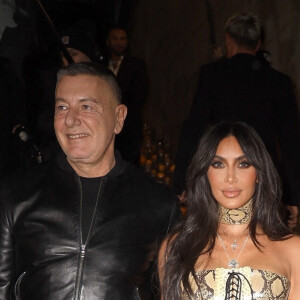 Kim Kardashian arrive à un dîner avec les designers Domenico Dolce and Stefanno Gabbana durant la Fashion Week de Milan, Italie, le 25 Février 2023 