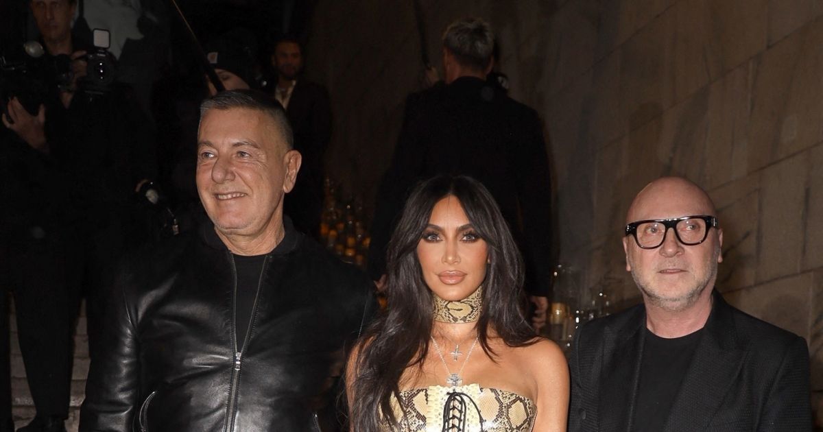 Kim Kardashian arrive à un dîner avec les designers Domenico Dolce and