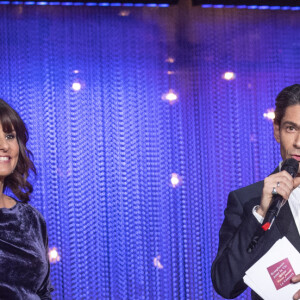 Exclusif - Faustine Bollaert et Gautier Capuc&Enregistrement de l'émission "Symphonie pour la vie, Spéciale Pièces Jaunes" aux Folies Grüss à Paris, diffusée le 4 février sur France 3. Le 12 janvier 2022 © Cyril Moreau / Bestimage Dans le cadre magique des Folies Gruss, les artistes se sont réunis pour offrir aux téléspectateurs un gala exceptionnel en soutien à la Fondation des Hôpitaux et à l'opération Pièces jaunes. C'est un spectacle unique que vous allez découvrir, présenté par F.Bollaert et G.Capuçon ! En effet, pour cette édition de Symphonie pour la vie, l'art équestre et la voltige s'ajoutent à la musique avec l'Orchestre Lamoureux, dirigé par 4 chefs de renommée internationale, et les plus grands noms du classique et de la variété. Symphonie pour la vie, c'est à l'origine une bande d'amis, des artistes classiques, qui se sont réunis pour enregistrer un disque au profit des soignants pendant le premier confinement au printemps 2020. Cette initiative a immédiatement été soutenue par France Télévisions avec une soirée spéciale enregistrée au Théâtre du Châtelet et diffusée en prime time sur France 3. Dans ce bel élan, 2021 a connu la seconde édition de ce projet à l'Opéra-Comique et en 2022, pour la troisième année consécutive. Symphonie pour la vie s'associe à la Fondation des hôpitaux, présidée par Brigitte Macron, et les artistes à l'origine du projet sont rejoints par de nouveaux venus qui s'impliquent tous avec l'envie de soutenir cette initiative ! Ils évolueront sur la piste des Folies Gruss, accueillis par les artistes de la Compagnie Alexis Gruss dont les numéros ponctueront la soirée. La Compagnie Gruss est une merveilleuse histoire de famille de trois générations d'artistes équestres, aériens et musiciens, à jamais saltimbanques et résolument tournés vers l'avenir. Et bien sûr, toute la soirée, des appels aux dons seront lancés par les artistes : les contributions de chacun permettant de changer le quotidien des enfants hospitalisés et de leurs familles. L'opération Pièces jaunes existe depuis plus de 30 ans maintenant, elle est à nouveau parrainée cette année par D.Deschamps. Depuis plus de 30 ans, l'opération Pièces Jaunes est le grand rendez-vous de la générosité de début d'année avec sa collecte emblématique et sa tirelire. Pour améliorer la vie quotidienne des enfants, des adolescents et des jeunes adultes hospitalisés, la Fondation des Hôpitaux, à travers l'opération Pièces jaunes, subventionne chaque année de nombreux projets dans les hôpitaux publics français. Depuis 1989, plus de 9 100 projets ont été financés sur tout le territoire : 90 maisons des ados, 2 900 chambres parents-enfants, 421 espaces de jeux, mais également des maisons des familles, des séjours thérapeutiques. 