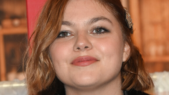 Louane dégaine la brassière à la Fashion Week ! Sortie lookée pour un show avec la fille d'un célèbre chanteur