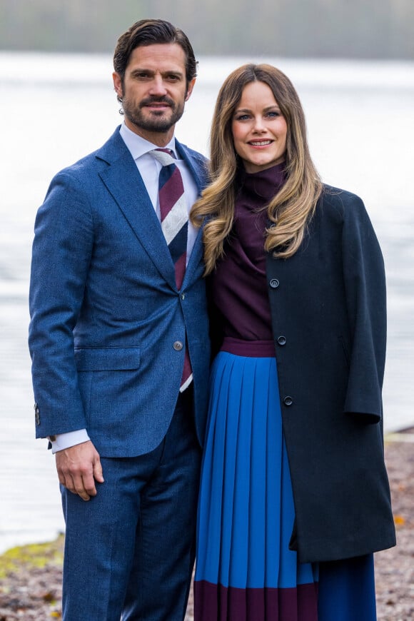 Le prince Carl Philip et la princesse Sofia (Hellqvist) de Suède arrivent pour le déjeuner à l'hôtel Hennickehammars Manor au bord du lac Hemtjärnen près de Filipstad, dans le cadre de leur visite dans le comté de Värmland. Le 26 octobre 2022. 