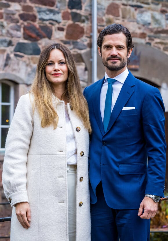 Mais la famille royale de Suède a décidé de faire confiance à Sofia et de lui faire une place auprès d'elle. Jamais choix fut aussi récompensé. Sofia joue parfaitement son rôle de princesse et s'entend à merveille avec toute la famille. 
Le prince Carl Philip et la princesse Sofia (Hellqvist) de Suède déjeunent à Kungskvarnen, dans le cadre de la visite dans le comté de Värmland, le 25 octobre 2022. 