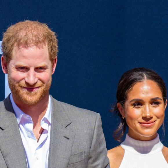 Mais toutes les nouvelles recrues ne sont pas forcément des éléments perturbateurs. La famille royale de Suède est bien placée pour le savoir
Le prince Harry, duc de Sussex et Meghan Markle, duchesse de Sussex, arrivent à l'hôtel de ville pour l'événement Invictus Games Dusseldorf 2023 One Year to Go, à Düsseldorf, Allemagne, le 6 septembre 2022. 