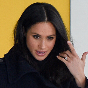 Meghan Markle fait beaucoup parler d'elle depuis qu'elle a rejoint le clan Windsor en épousant le prince Harry. Accusée d'être à l'origine des tensions entre son mari et le reste de sa famille, l'ex-actrice fait beaucoup parler d'elle.
Le prince Harry et sa fiancée Meghan Markle arrivent au "Nottingham Contemporary" pour la journée mondiale de la lutte contre le Sida à Nottingham à l'occasion de leur première visite officielle depuis leurs Fiançailles à Nottingham. 