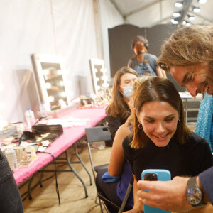 Exclusif - Alice Detollenaere et Camille Lacourt, parents heureux, profitent de leur lenfant lors d'un appel Facetime - Backstage du défilé des 30 ans de l’Association "Ruban rose" à l'occasion d'octobre rose 2022 la campagne du mois de sensibilisation au cancer du sein en marge de la Fashion Week De Paris (PFW), au Trocadéro à Paris, France, le 1 octobre 2022. Pour lancer sa campagne de sensibilisation à l’occasion d’Octobre Rose 2022, l’Association Ruban Rose réunira, samedi 1er octobre 2022 à Paris un collectif de 30 femmes touchées personnellement par la maladie. Trois d’entre elles, dont l’identité sera révélée lors de l’événement, sont des personnalités connues du grand public. © Christophe Clovis/Bestimage