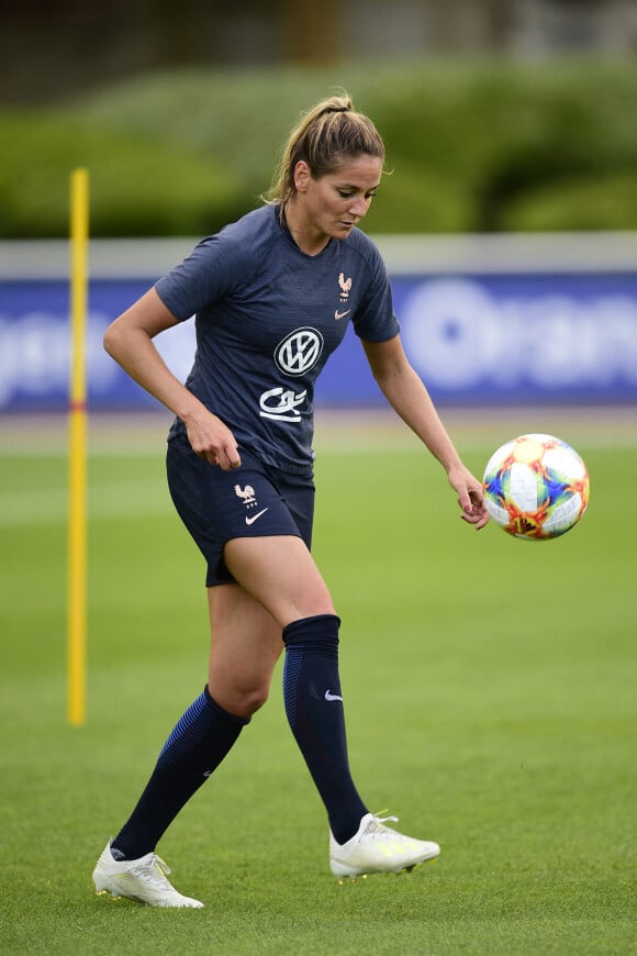 Malgré les difficultés et l'éloignement, Julie Debever a tenté le pari et elle fait partie des 2à candidats de la nouvelle saison de Koh Lanta : Le feu sacré
 
Julie Debever (France) - Entrainement de l'équipe de France féminine de football à Clairefontaine-sur-Yvelines, France, le 21 mai 2019.