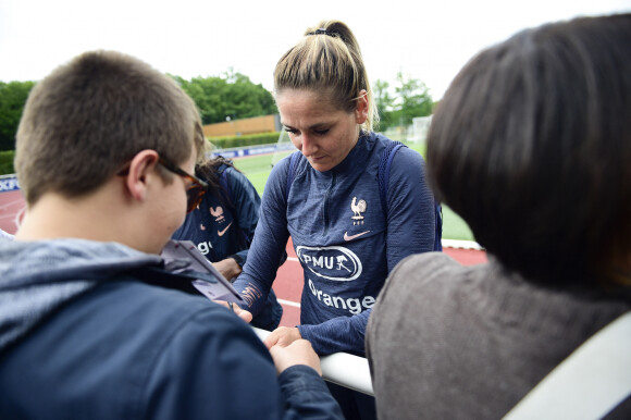 Julie Debever (France) pendant la seance d autographes - Entrainement de l'équipe de France féminine de football à Clairefontaine-sur-Yvelines, France, le 21 mai 2019.