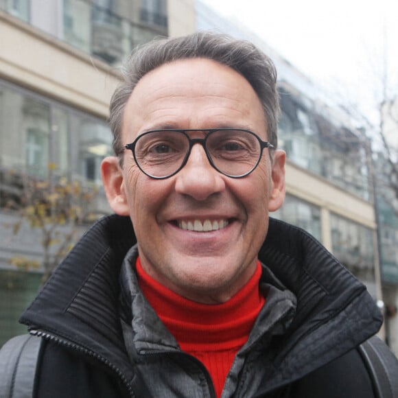 Exclusif - Julien Courbet à la sortie des studios de radio de l'émission "Les Grosses Têtes" à Paris. Le 30 novembre 2022 © Jonathan Rebboah / Panoramic / Bestimage