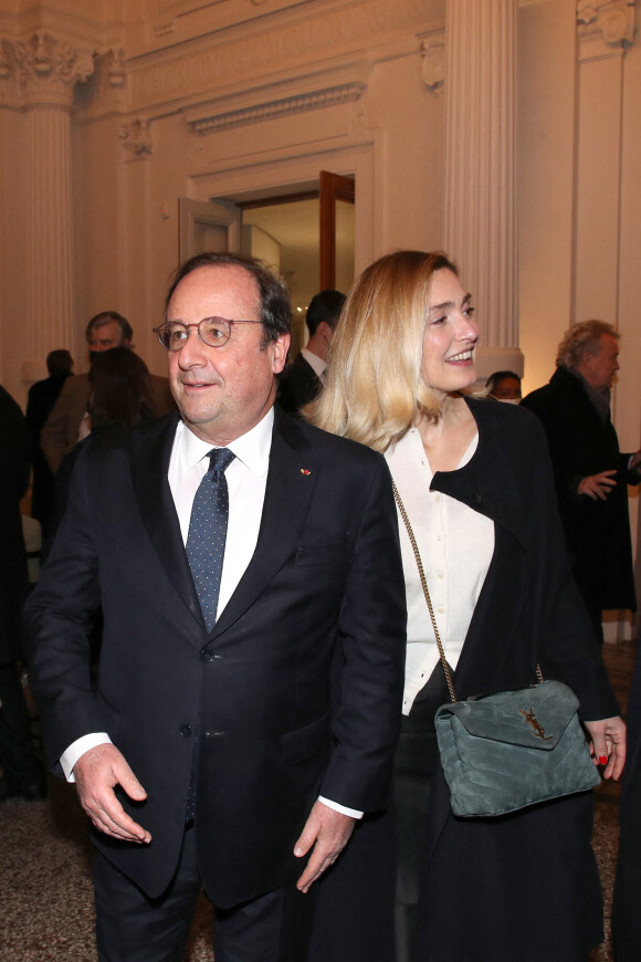 François Hollande et sa compagne Julie Gayet - Vernissage de l'exposition de la Collection François Pinault du Sculpteur Charles Ray à la Bourse du Commerce à Paris, France, le 15 Février 2022. Bertrand Rindoff/Bestimage 