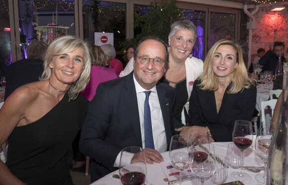 Exclusif - Sophie Moreau (Courir pour elles), François Hollande (ancien Président), Karine Gilles (rouler pour elles), Julie Gayet actrice et marraine de la soirée de gala au profit de la lutte contre le cancer du sein organisée par l'association Courir pour elles au château de Chapeau Cornu, le 08 octobre 2021, à Vignieu dans l'Isère, France. © Sandrine Thesillat / Panoramic / Bestimage