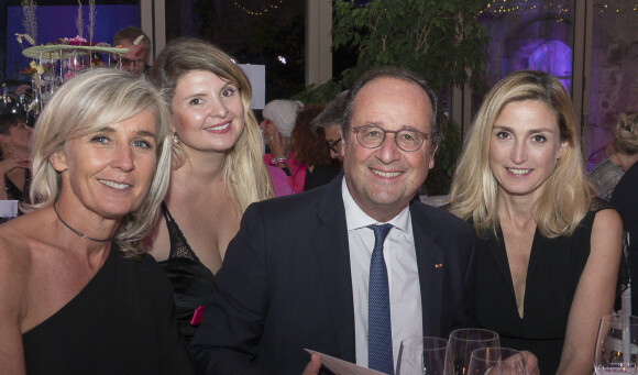 Exclusif - Sophie Moreau (Présidente Courir pour elles), Camille Regnier (Directrice Chapeau Cornu), François Hollande (ancien Président) et sa compagne Julie Gayet (actrice) à la soirée de gala au profit de la lutte contre le cancer du sein organisée par l'association Courir pour elles au château de Chapeau Cornu, le 08 octobre 2021, à Vignieu dans l'Isère, France. © Sandrine Thesillat / Panoramic / Bestimage