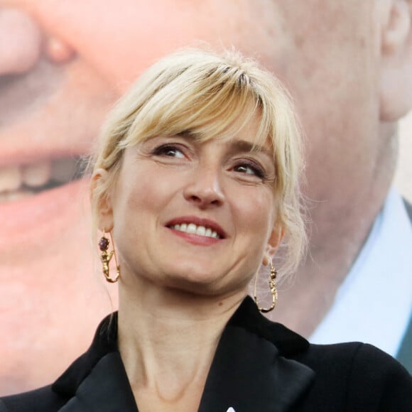 Un événement traumatisant au cours duquel Julie Gayet vivait presque recluse et s'interdisait d'être libre
François Hollande et sa compagne Julie Gayet - Claude Chirac, son mari Frédéric Salat-Baroux et son fils Martin Rey-Chirac se sont rendus au musée du président Jacques Chirac de Sarran en Corrèze le 5 octobre 2019. Le conseil départemental de la Corrèze y organise une journée du souvenir et de l'amitié, à la mémoire de Jacques Chirac. Un hommage public, ouvert à tous, où un banquet attend les convives. Tête de veau, pommes du Limousin et fromage local sont au menu, en souvenir du coup de fourchette de Jacques Chirac et de son attachement au terroir corrézien. © Patrick Bernard/Bestimage 