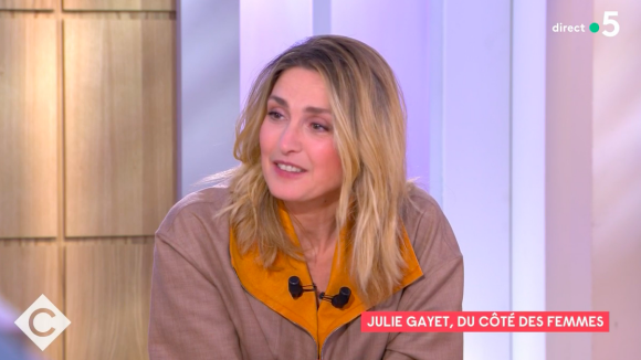Julie Gayet était l'invitée de "C à Vous" sur France 5
Extrait de "C à Vous" avec Julie Gayet