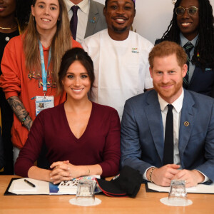Le prince Harry, duc de Sussex, et Meghan Markle, duchesse de Sussex, participent à une réunion sur l'égalité des genres avec les membres du Queen's Commonwealth Trust (dont elle est vice-présidente) et du sommet One Young World au château de Windsor, le 25 octobre 2019. 