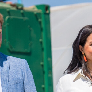 Ce qui priverait bien malgré eux Archie, 3 ans et Lilibet, 1 an, du reste de la famille avec qui ils n'ont pas eu beaucoup de contact depuis leur naissance
Le prince Harry, duc de Sussex, et Meghan Markle, duchesse de Sussex, visite l'association "Yes" (Youth Employment Service) qui oeuvre pour résoudre le problème du chômage des jeunes en Afrique du Sud. Johannesburg, le 2 octobre 2019. 