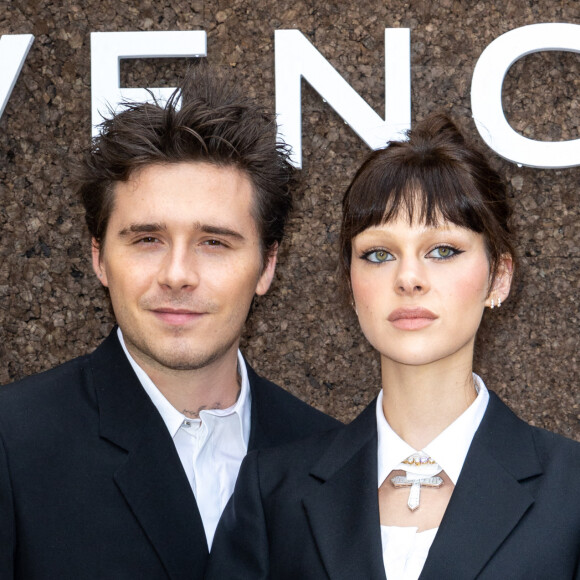 Brooklyn Beckham et sa femme Nicola Peltz au photocall du défilé Givenchy Collection Femme Prêt-à-porter Printemps/Eté 2023 lors de la Fashion Week de Paris (PFW), France, le 2 octobre 2022. © Olivier Borde/Bestimage 