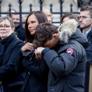 "Trop belles photos", "Un papa ne se remplace jamais. La douleur peu à peu s'atténue mais il est là. Il vous guide soyez en sûr", "Courage à vous", ont réagi les internautes dans l'espace dédié aux commentaires.
Nathalie Marquay et son fils Tom - La famille de Jean-Pierre Pernaut à la sortie des obsèques en la Basilique Sainte-Clotilde à Paris le 9 mars 2022. © Cyril Moreau/Bestimage