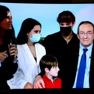 Sa soeur Lou et leur mère Nathalie Marquay lui ont également répondu afin de le soutenir dans cette épreuve. 
Sa famille, sa femme Nathalie Marquay, leur fils Tom Pernaut, Lou Pernaut et son petit Fils Léo - Dernier JT de Jean-Pierre Pernaut sur TF1 aprés 33 ans de présentation. Paris, le 18 Décembre 2020. © Dominique Jacovides / Bestimage