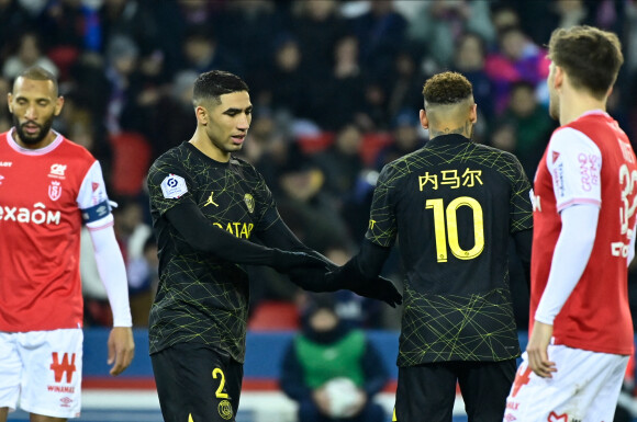 Attitude de Achraf Hakimi ( 2 - PSG ) - Neymar Jr ( 10 - PSG ) - Match de Ligue 1 Uber Eats "PSG - Reims (1-1)" au Parc des Princes, le 29 janvier 2023. A l'occasion du Nouvel An chinois, les joueurs portent un maillot avec leurs noms floqués en mandarin.
