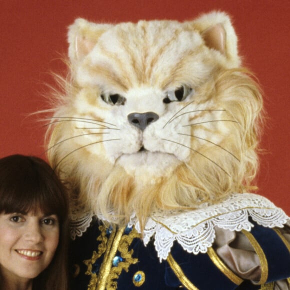 Mais il est déjà arrivé que Chantal Goya soit prise pour cible par un voyou.
Archives - En France, à Paris, Chantal Goya et les personnages de son spectacle en octobre 1982.