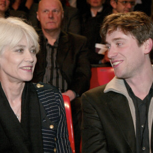 Françoise Hardy et son fils Thomas Dutronc à Paris, lors des 20e Victoire de la musique 2005